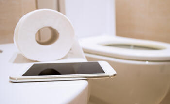 Descubra o motivo real de não ser Recomendado usar celular no banheiro